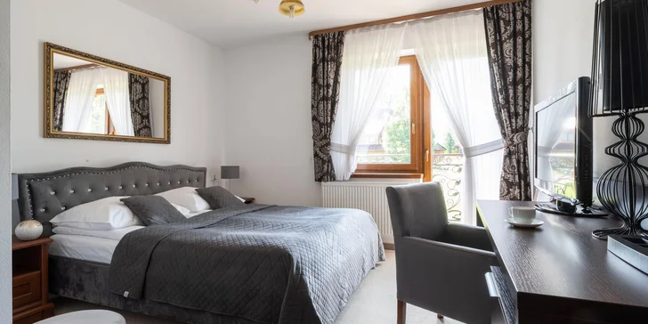 Připraven pro vás bude dvoulůžkový pokoj nebo apartmán se dvěma místnostmi.