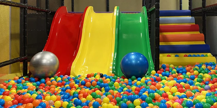 Součástí centra je kavárna s občerstvením, která nabízí i velmi oblíbený batolecí koutek pro ty nejmenší.