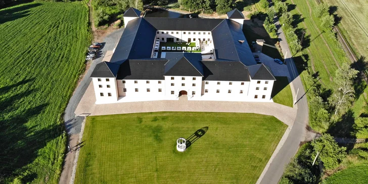 K hotelu patří velké nádvoří se zastřešenou a vyhřívanou terasou (300 m²) a venkovním barem.