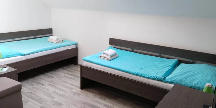 V bezprostřední blízkosti se nachází tenisové kurty a nové fotbalové hřiště.