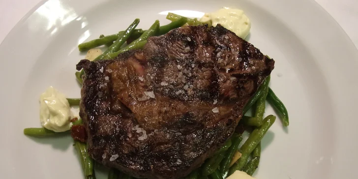 Jako hlavní chod se podává poctivý hovězí steak...