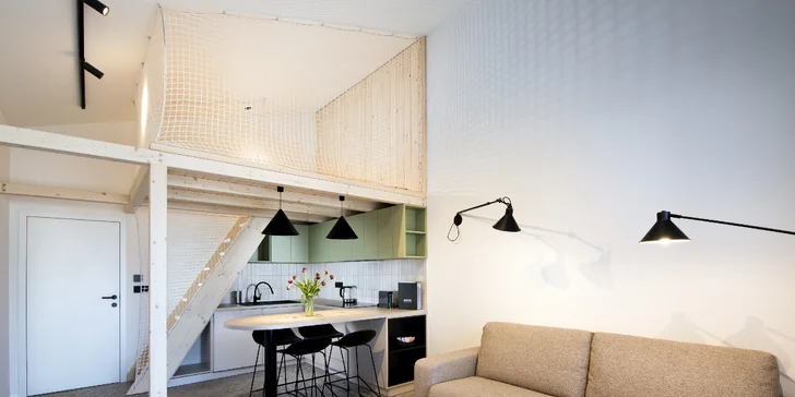 Apartmány 2+4 jsou vybaveny originálními přistýlkami vybudovanými na dřevěných podestách.