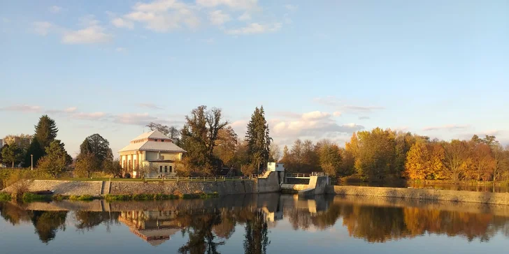Sauna má teplotu 80–95 °C, vlhkost 10–20 % a doporučená doba strávená v sauně je 5–15 min. 