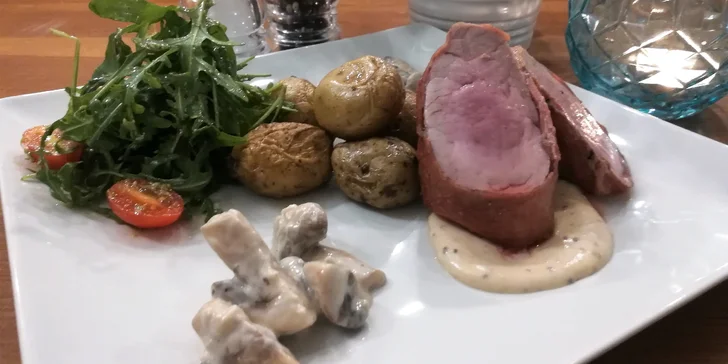 Hlavní chod se podávaná se smetanovými žampióny a novými brambory + salátkem z rukoly s cherry rajčátky a zálivkou.