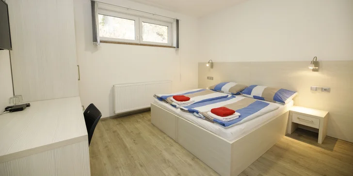 Připravený pro vás bude 2lůžkový pokoj nebo apartmán, budete tu mít i lednici, televizi a Wi-Fi připojení.