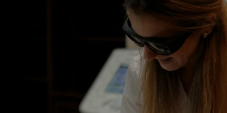 V salónu používají diodový laser –⁠⁠⁠⁠⁠⁠ světelná energie se přeměňuje na teplo a účinně tak narušuje vlasový kořínek.