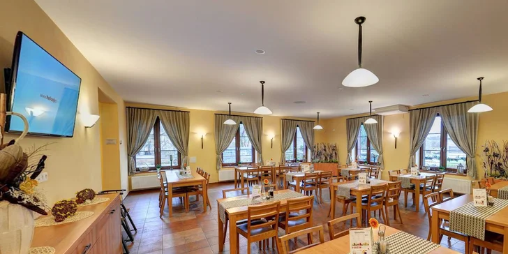 V útulné restauraci si pochutnáte na bufetových snídaních i večeřích.