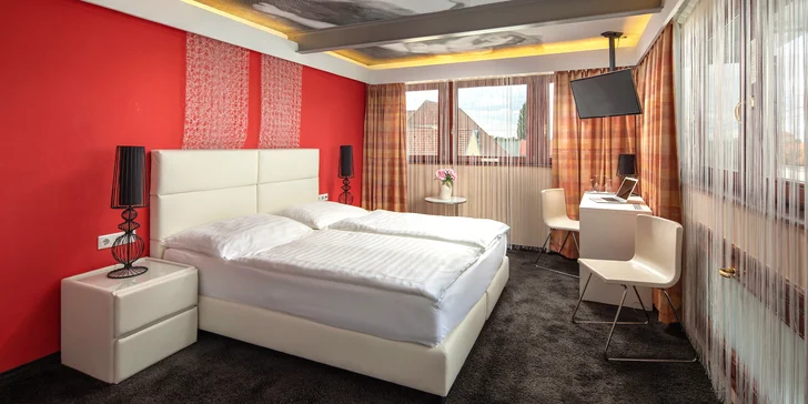 V pokojích na vás čeká samostatná koupelna a WC, nechybí ani LCD televize, Wi-Fi připojení a minibar.