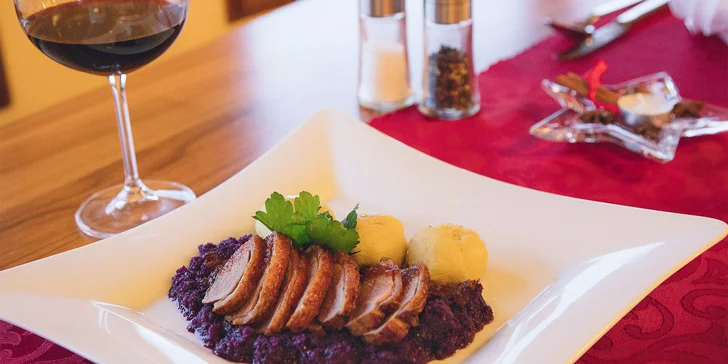 Vaří tu z lokálních surovin, v menu je třeba krkonošská kulajda nebo telecí řízečky. 