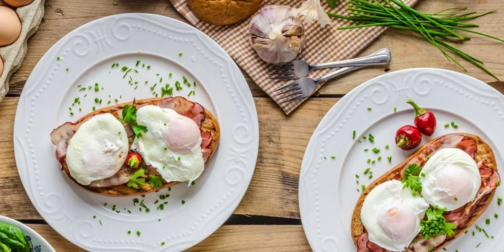 Těšte se na snídani, polopenzi či all inclusive light. V restauraci podávají speciality maďarské kuchyně a používají i suroviny z vlastní farmy. 