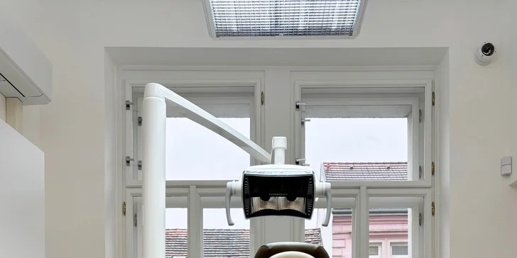 V rámci 60minutové návštěvy jsou zuby nejprve důkladně vyčištěny od plaku, pigmentací a zubního kamene.