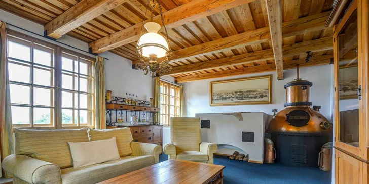 Vizovice, to je dvoupokojový apartmán se zmenšenou kopií pálenice a pecí, na kterou je možné si lehnout a užít si sálajícího tepla. 
