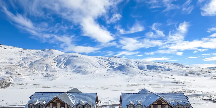 Hotel se nachází cca 100 m od sedačkové lanovky Develi a cca 500 m od hlavního vleku Tekir.
