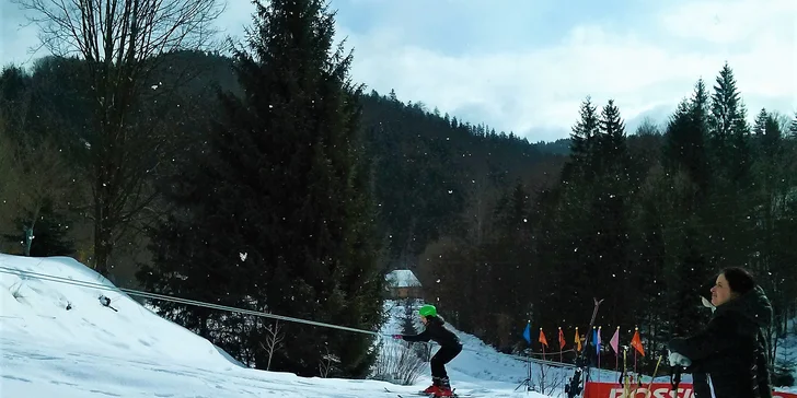 V zimě je k dispozici sjezdovka ideální pro malé lyžaře.