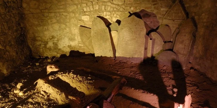 Muzeum najdete přímo u Karlova mostu v ulici Mostecká. 