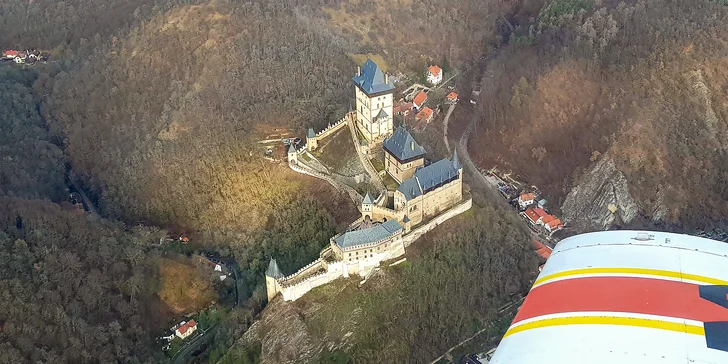 Po předletové přípravě, kdy se poučíte o technických stránkách seznamovacího letu, usednete do letounu. 