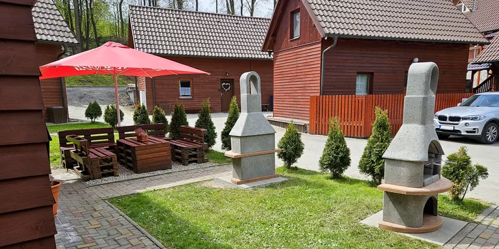 V Chatách pod Pradědem na vás bude čekat dvoupodlažní dřevěná chata, která nabídne ubytování až 10 výletníkům. 