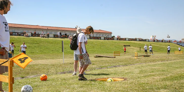 Při fotbalgolfu budete hrát vlastníma nohama a s fotbalovým míčem, hole a golfové míčky nečekejte.