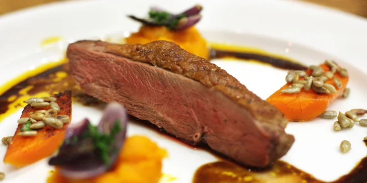 Podávat se budou pochoutky plné chutí, vůní a fantazie: třeba kachní prsíčko s glazovanou karotkou, restovanou červenou cibulkou, dýňovým purée a zakápnuté demi-glace.