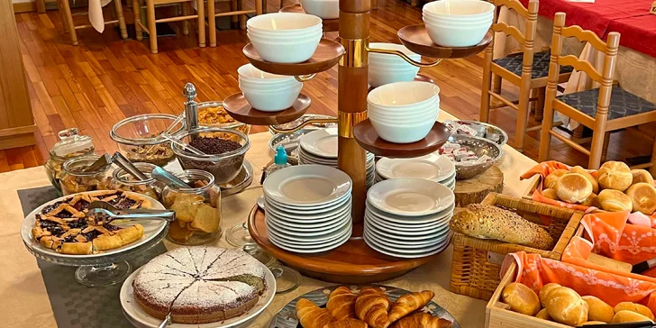  Hotel Alle Rose, který se nachází v malebné horské vesnici Cavedago, je na dovolenou ideálním místem.