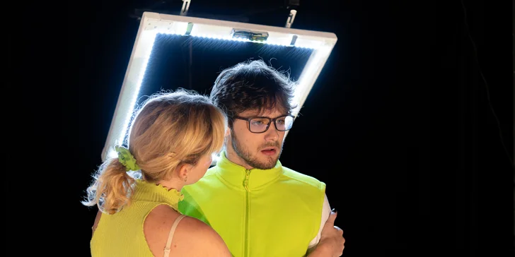 Návštěvu představení můžete spojit i s posezením v místní kavárně či baru, a to jak před začátkem představení, tak i po jeho skončení. 