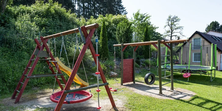 Venku mohou děti blbnout na trampolíně nebo na hřišti. 