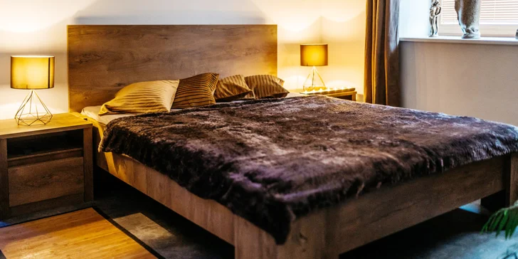 Čekat na vás bude relaxační místnost s luxusní masážní vanou, finská sauna, relaxační pokoj s velkou postelí a odpočinková zóna s lehátky a malou kuchyňkou.