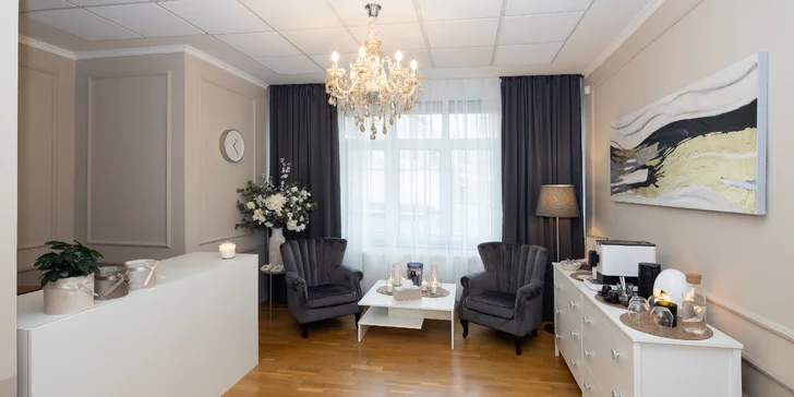 Recepce salonu ToWell, kde si můžete zdarma nabídnou výbornou kávu, různé druhy čajů, vodu nebo nějakou pochutinu zcela zdarma.