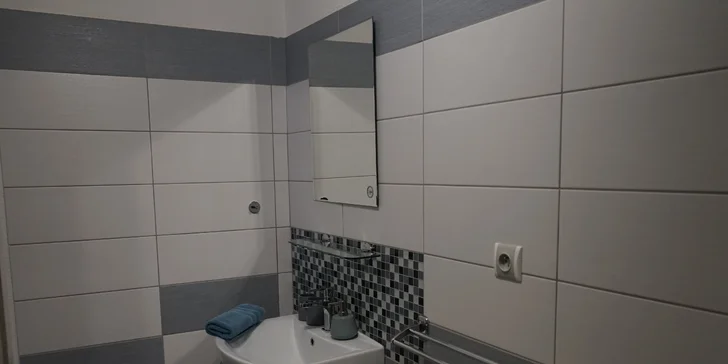 Kúpeľňa so sprchou a toaletou je samozrejmosťou.
