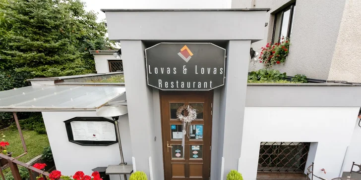 K penzionu Lovas & Lovas patří vyhlášená restaurace. 