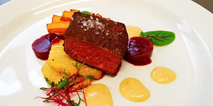 Steak ze pštrosí kýty, grilovaný ananas s bílým rumem, brusinkové želé, dýňové hranolky