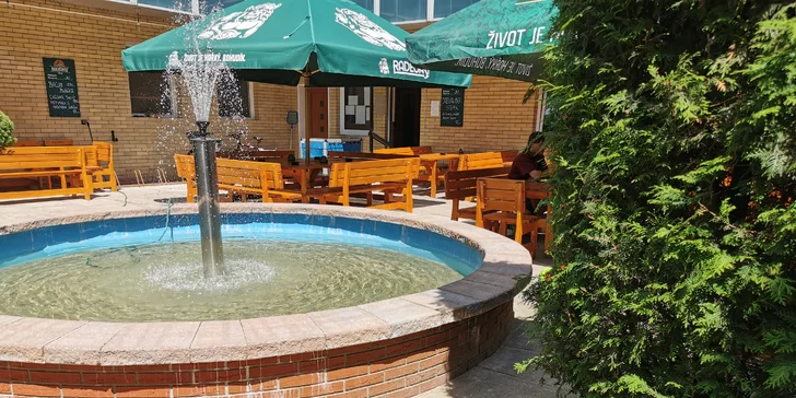 Zastávka Stará nemocnice je cca 400 m od restaurace. 