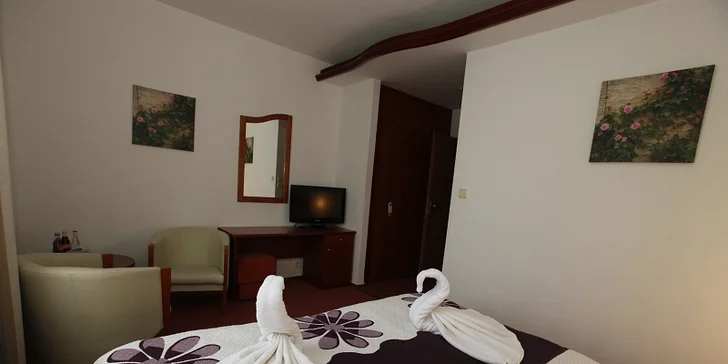 Ve všech pokojích je televize, Wi-Fi připojení a vlastní koupelna. 