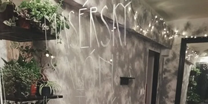 Masérna je v přízemí a výloha vede do klidné ulice, během masáží jsou zataženy žaluzie.