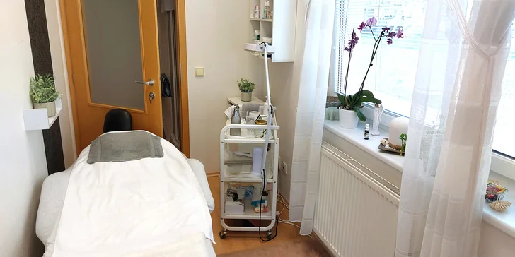 Peeling pokožku zbaví nečistot a liftingová hydratační maska se závěrečným sérem pleť zjemní. 