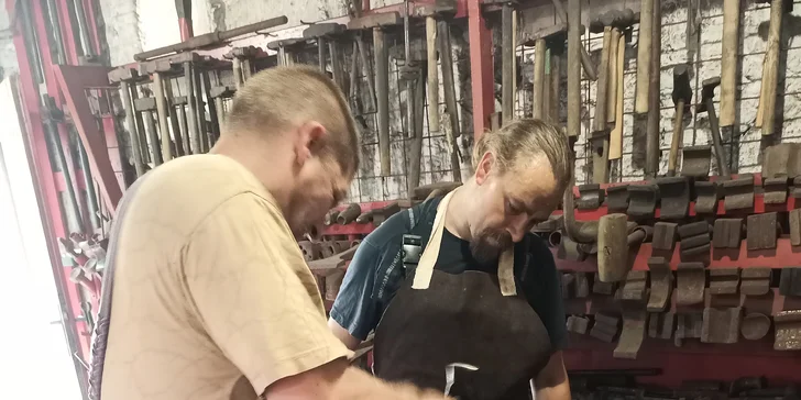  S sebou si vezměte pracovní oděv, koženou pracovní obuv, pokud máte kožené pracovní rukavice nebo koženou zástěru, která vám vyhovuje, je lepší si donést vlastní.