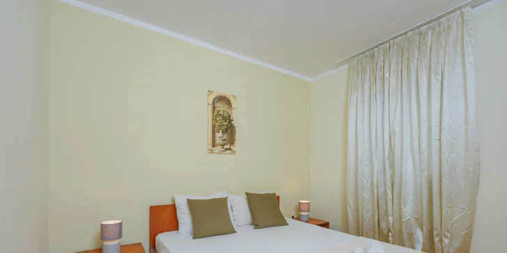 Apartmány sa skladajú zo spálne s manželskou posteľou a obývacej izby s rozkladacou pohovkou pre ďalších dvoch hostí.
