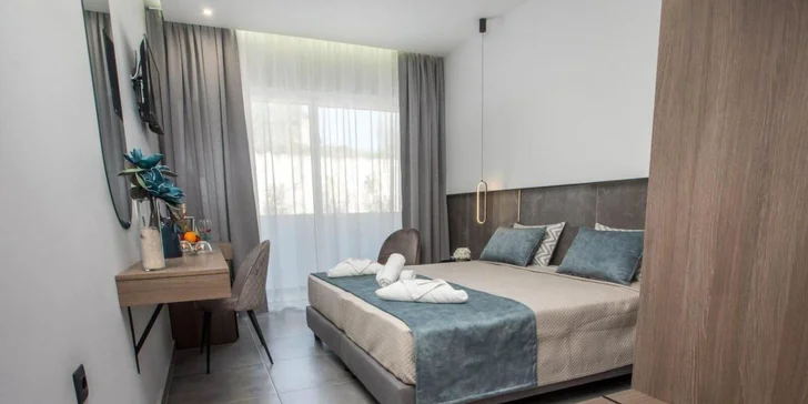 Samozřejmostí je soukromý balkon či terasa, kde můžete v klidu probrat plány na večer nebo pozorovat rhódské hvězdy.