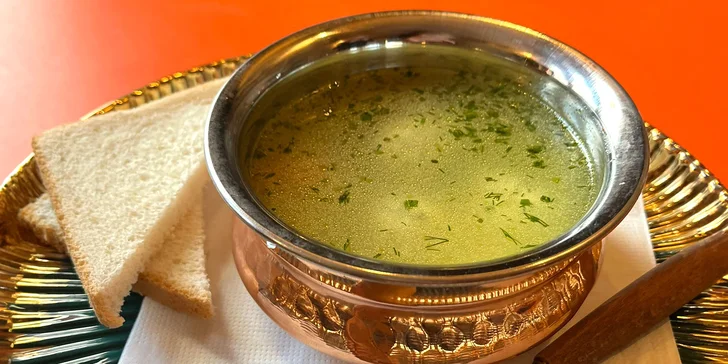 Ale rozhodně nemusíte zůstávat u nich – ochutnejte hummus či falafel na několik způsobů, dejte si plněnou tortillu či polévku. 