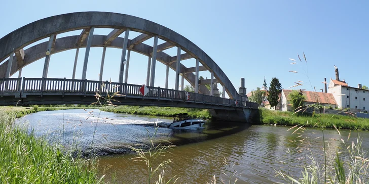 K řízení lodi není potřeba žádné oprávnění, stačí občanský průkaz a věk nad 18 let.