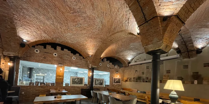 Z restaurace můžete pozorovat i výrobu v čokoládovně.