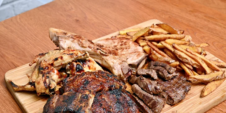 Na jednom prkně vás čeká filírovaný hovězí flank steak, neodolatelně šťavnatá marinovaná pečená vepřová žebra a masitý vepřový tomahawk.