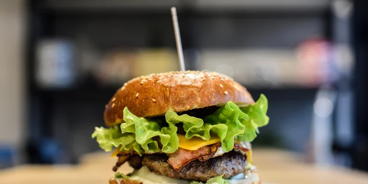 400 g Rare burger: 125 g Čerstvé hovädzie mäso – vlastné spracovanie, 120 g Domáca žemľa, 25 g Opečená slanina, Vajce, Chedar syr, Cibuľa, Majonéza, Barbecue dressing