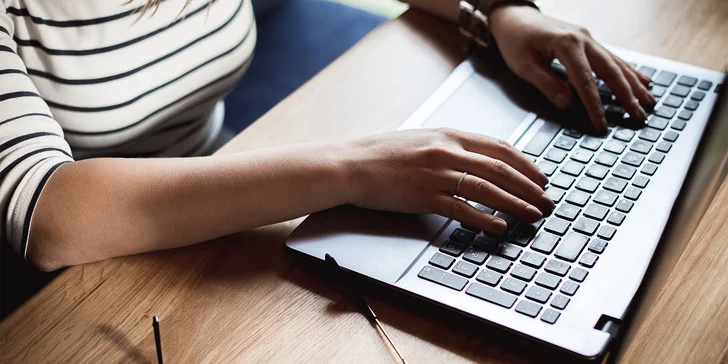 Díky online kurzu psaní všemi deseti nemusíte nikam chodit, vše se naučíte z pohodlí domova nebo kanceláře. 