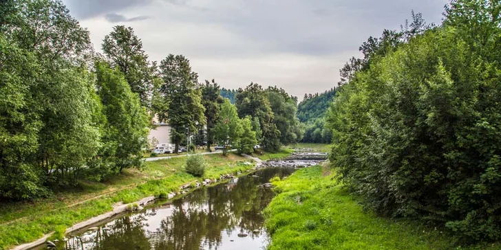Do centra Rožnova pod Radhoštěm to je pouhých deset minut chůze krásnou procházkou podél řeky Bečvy.