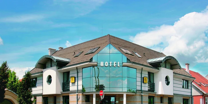 3* Hotel Kalváriá, jehož vnější část je orientována na křižovatku