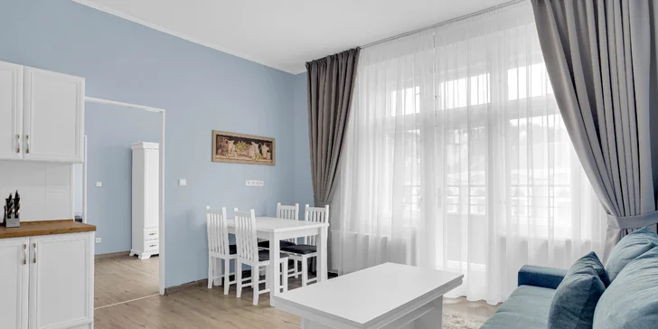 Některé pokoje mají balkon.