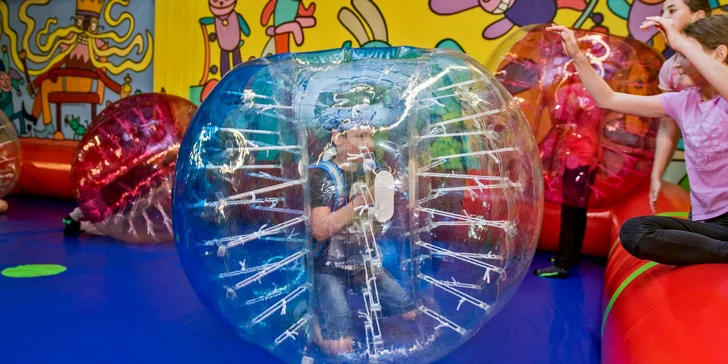 Hodně povedená je hra Nikomu se nevyhýbám. V nafouknutých koulích Bumper Ball do sebe budete narážet a snažit se zůstat na nohou.