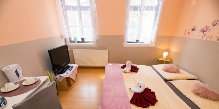 Zabydlíte se v útulném dvoulůžkovém pokoji, ve kterém najdete pohodlnou postel a koupelnu se sprchou a toaletou.