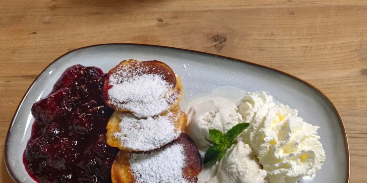Na své si přijdou i milovníci sladkého, na menu jsou např. kynuté borůvkové knedlíky nebo jablečný závin. 
